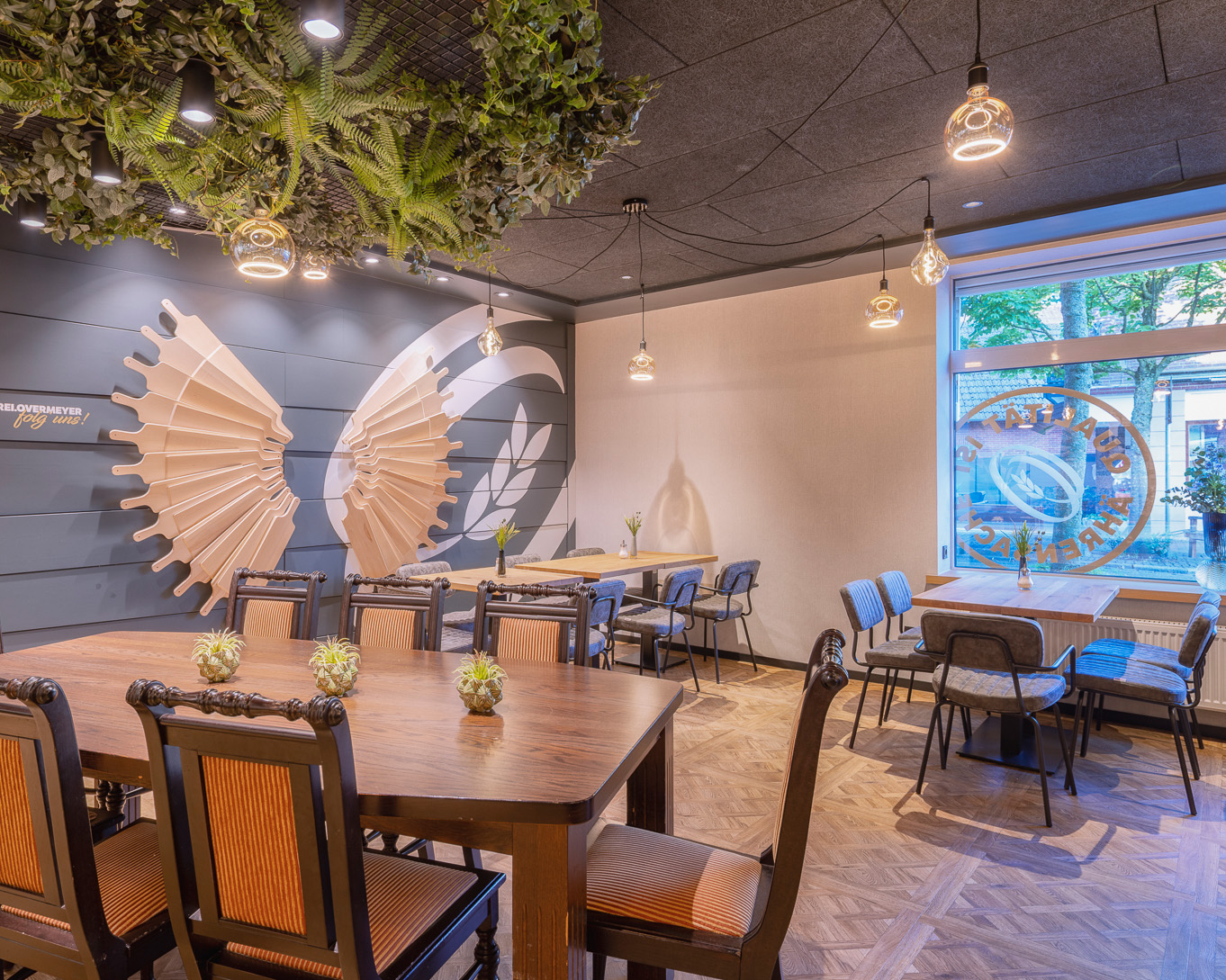 Innenansicht der modern gestalteten Bäckerei Overmeyer in Steinfeld mit Cafébereich