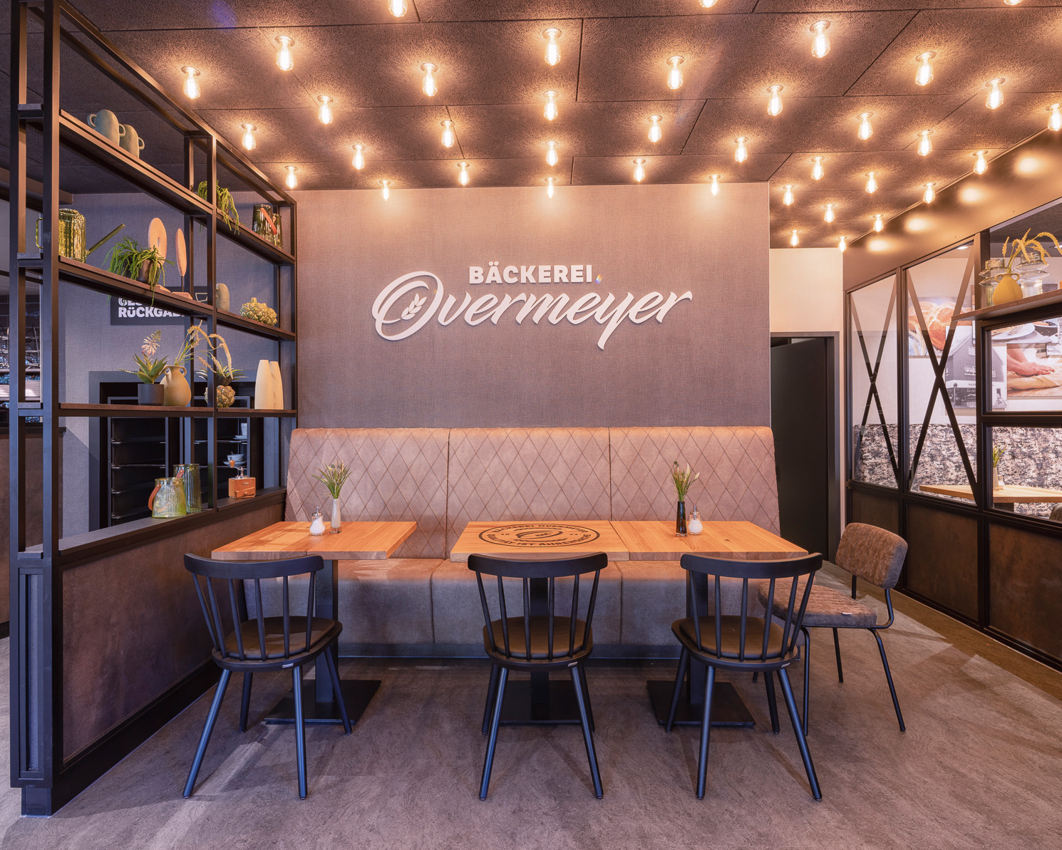 Gemütlicher Cafébereich im modernen Stammhaus der Bäckerei Overmeyer in Steinfeld