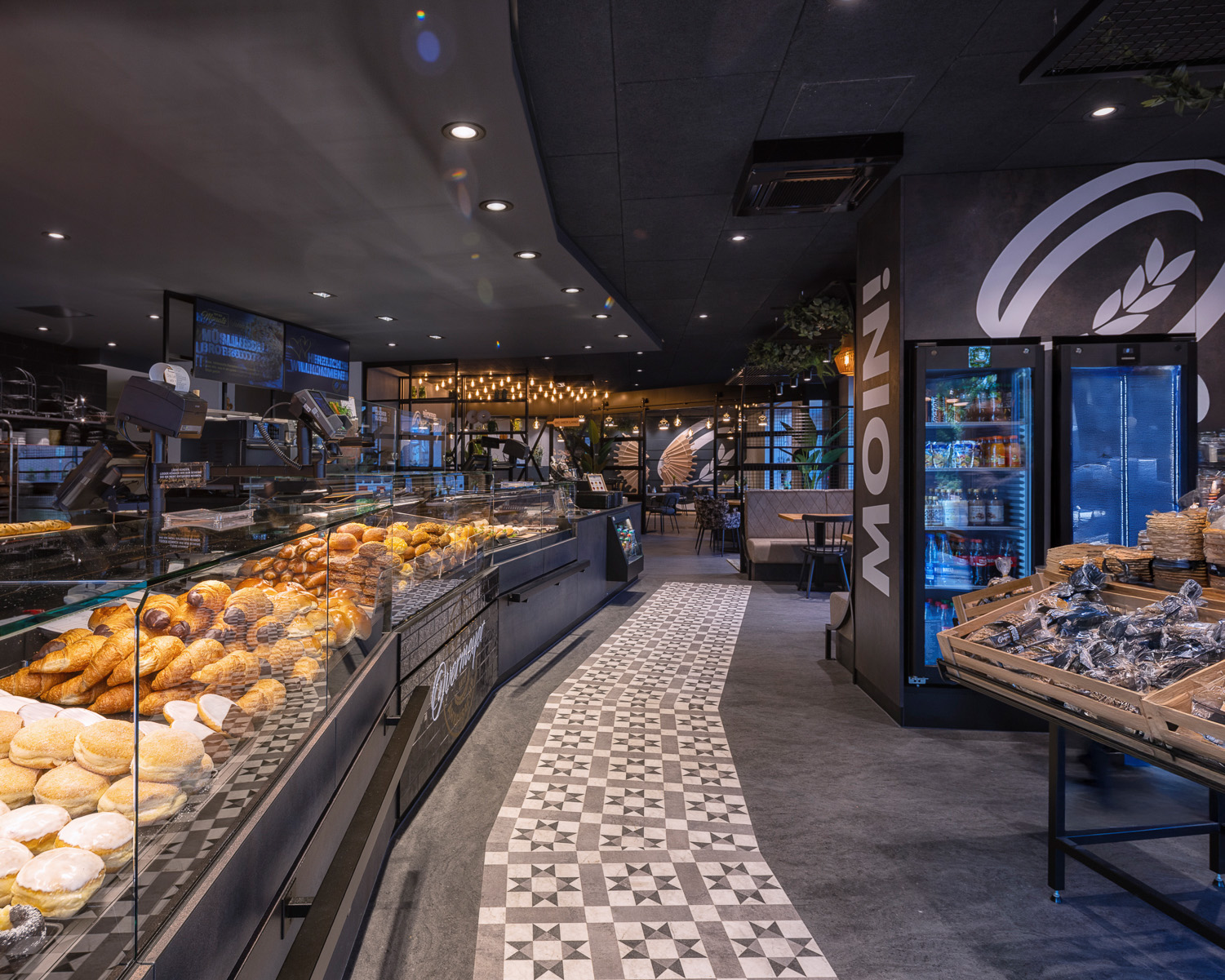 Frisch gebackenes Brot in der modernen Auslage der Bäckerei Overmeyer, Steinfeld