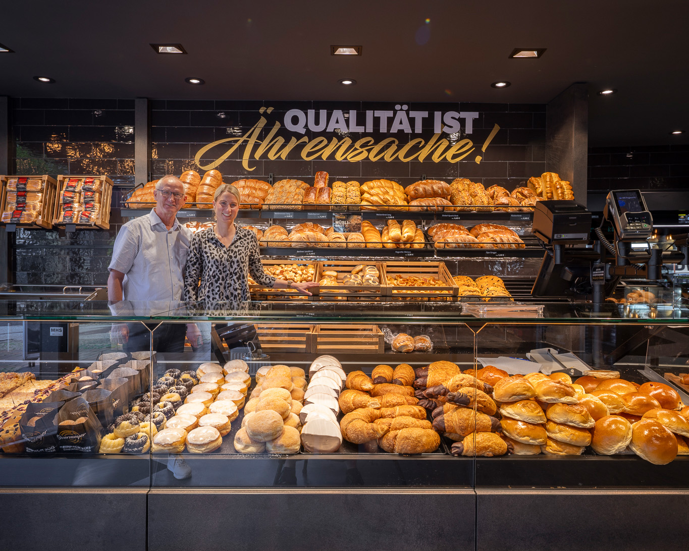 Familienunternehmen mit Tradition: Maria und Christoph Overmeyer in der modern gestalteten Bäckerei