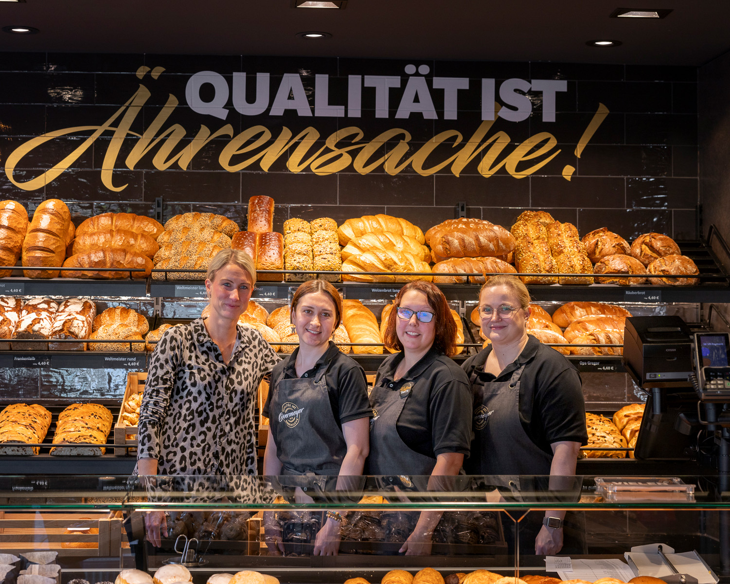 Maria Overmeyer und ihre Mitarbeiterinnen hinter der modernen Verkaufstheke der Bäckerei Overmeyer in Steinfeld
