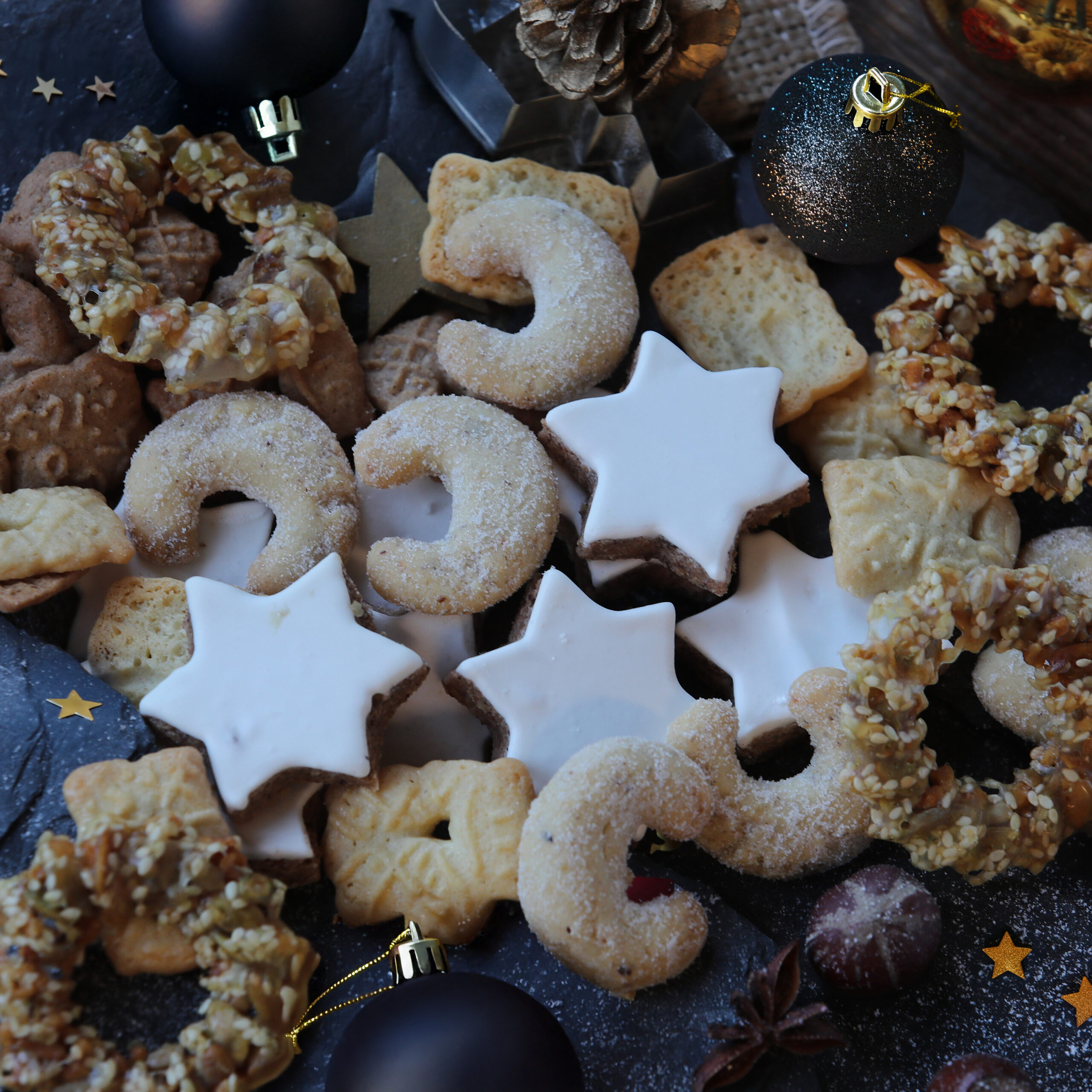 mod_oktober_AC5I4837 weihnachtsplätzchen, kekse, zimtsterne und kipferl.viel gebäck, handgemacht aus der bäckerei overmeyer